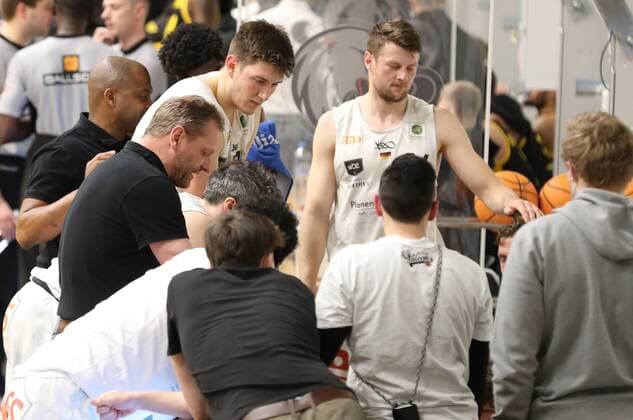 17.03.2021 - Basketball - Saison 2019 2020 - 2. Bundesliga Pro-A - 8. Spieltag: Nürnberg Falcons Basketball Club NBC - Tigers Tübingen - DaMa - Ralph Junge ( Trainer Geschäftsführer Headcoach Nürnberg Falcons BC NBC ) gibt Anweisungen an Mannschaft Team