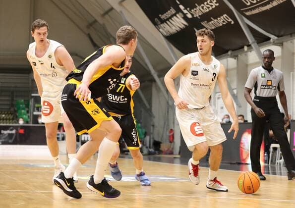 17.03.2021 - Basketball - Saison 2019 2020 - 2. Bundesliga Pro-A - 8. Spieltag: Nürnberg Falcons Basketball Club NBC - Tigers Tübingen - DaMa - Moritz Sanders (4, Nürnberg Falcons BC NBC ) Elias Veikko Juhani Valtonen (19, Tigers Tübingen, Tigers Tuebingen ) Timo Lanmüller Lanmueller (77, Tigers Tübingen, Tigers Tuebingen ) Marcell Pongo (3, Nürnberg Falcons BC NBC )