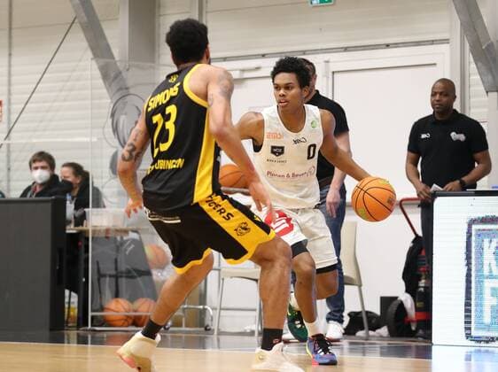 17.03.2021 - Basketball - Saison 2019 2020 - 2. Bundesliga Pro-A - 8. Spieltag: Nürnberg Falcons Basketball Club NBC - Tigers Tübingen - DaMa - Simons Troy Richard (23, Tigers Tübingen, Tigers Tuebingen ) Tra Holder (0, Nürnberg Falcons BC NBC )