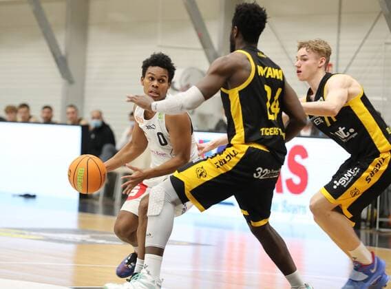 17.03.2021 - Basketball - Saison 2019 2020 - 2. Bundesliga Pro-A - 8. Spieltag: Nürnberg Falcons Basketball Club NBC - Tigers Tübingen - DaMa - Tra Holder (0, Nürnberg Falcons BC NBC ) Roland Nyama (24, Tigers Tübingen, Tigers Tuebingen ) Timo Lanmüller Lanmueller (77, Tigers Tübingen, Tigers Tuebingen )