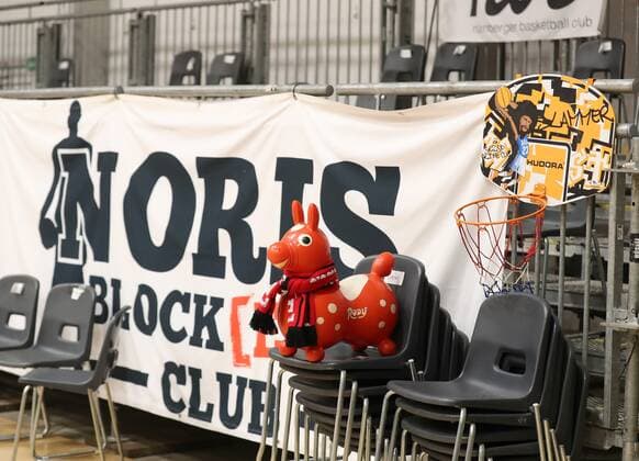 17.03.2021 - Basketball - Saison 2019 2020 - 2. Bundesliga Pro-A - 8. Spieltag: Nürnberg Falcons Basketball Club NBC - Tigers Tübingen - DaMa - Maskottchen der Noris Blockers vor dem leeren Fanblock