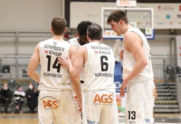 17.03.2021 - Basketball - Saison 2019 2020 - 2. Bundesliga Pro-A - 8. Spieltag: Nürnberg Falcons Basketball Club NBC - Tigers Tübingen - DaMa - Sebastian Schröder Schroeder (14, Nürnberg Falcons BC NBC ) Mario Kegler (1, Nürnberg Falcons BC NBC ) Martin Bogdanov (6, Nürnberg Falcons BC NBC ) Jonathan Maier (13, Nürnberg Falcons BC NBC ) beraten sich