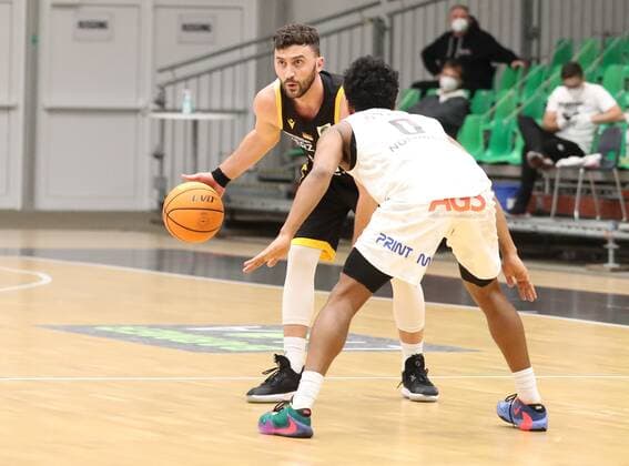 17.03.2021 - Basketball - Saison 2019 2020 - 2. Bundesliga Pro-A - 8. Spieltag: Nürnberg Falcons Basketball Club NBC - Tigers Tübingen - DaMa - Besnik Bekteshi (7, Tigers Tübingen, Tigers Tuebingen ) Tra Holder (0, Nürnberg Falcons BC NBC )