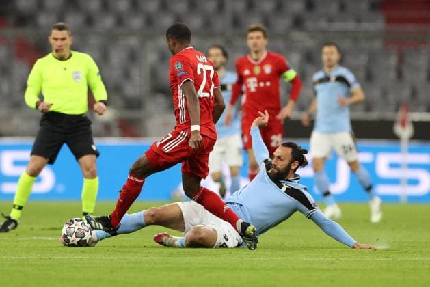 l-r: im Zweikampf, Aktion, mit David Alaba 27 (FC Bayern Muenchen) und Vedat Muriqi 94 (Lazio Rom), FC Bayern Muenchen vs. Lazio Rom, Champions League, Achtelfinale, 17.03.2021 Muenchen Bayern Deutschland