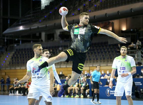 13.03.2021, Handball TOKYO Qualifikation 2020, Deutschland - Slowenien, in der Max-Schmeling-Halle Berlin. (L-R) Darko Cingesar (Slowenien), Johannes Golla (Deutschland) beim Wurf, Blaz Blagotinsek (Slowenien)