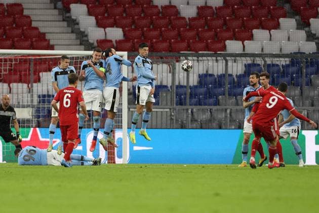 Robert Lewandowski 9 (FC Bayern Muenchen) beim Freistoss auf die Mauer von Lazio Rom, FC Bayern Muenchen vs. Lazio Rom, Champions League, Achtelfinale, 17.03.2021 Muenchen Bayern Deutschland