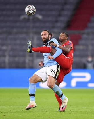FUSSBALL CHAMPIONS LEAGUE SAISON 2020 2021 Achtelfinale Rueckspiel 17.03.2021 FC Bayern Muenchen - Lazio Rom David Alaba (re, FC Bayern Muenchen) gegen Vedat Muriqi (li, Lazio Rom)