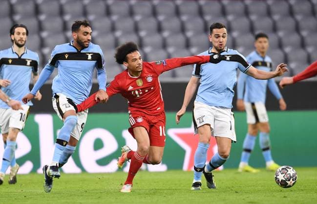 FUSSBALL CHAMPIONS LEAGUE SAISON 2020 2021 Achtelfinale Rueckspiel 17.03.2021 FC Bayern Muenchen - Lazio Rom Leroy Sane (Mitte, FC Bayern Muenchen) gegen Mohamed Fares (li, Lazio Rom) und Gonzalo Escalante (re, Lazio Rom)