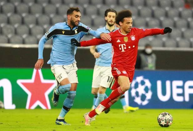 Leroy Sane (FCB) rot gegen Vedat Muriqi (Lazio Rom) Fussball, Champions League, FC Bayern München - Lazio Rom, 17.03.2021 FOTO: Mladen Lackovic LakoPress