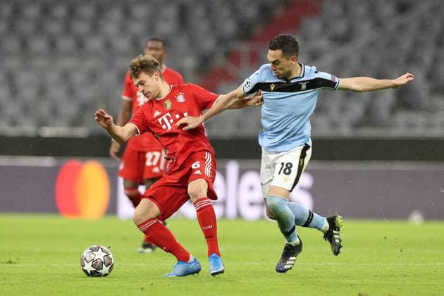 l-r: im Zweikampf, Aktion, mit Joshua Kimmich 6 (FC Bayern Muenchen) und Gonzalo Escalante 18 (Lazio Rom), FC Bayern Muenchen vs. Lazio Rom, Champions League, Achtelfinale, 17.03.2021 Muenchen Bayern Deutschland