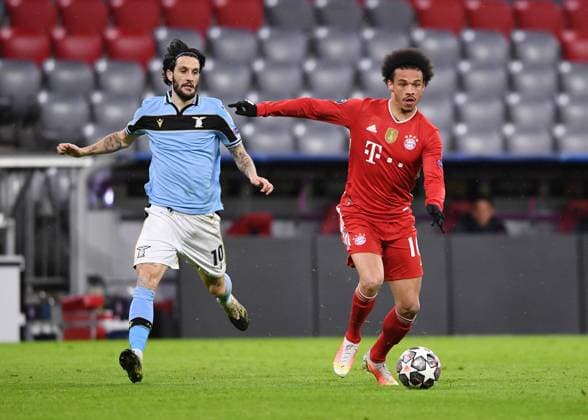 FUSSBALL CHAMPIONS LEAGUE SAISON 2020 2021 Achtelfinale Rueckspiel 17.03.2021 FC Bayern Muenchen - Lazio Rom Leroy Sane (re, FC Bayern Muenchen) gegen Luis Alberto (li, Lazio Rom)