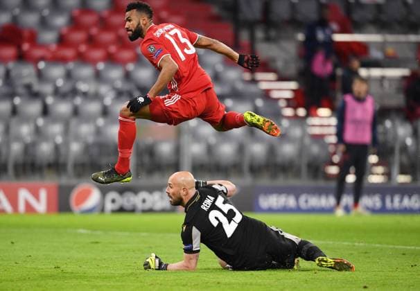 FUSSBALL CHAMPIONS LEAGUE SAISON 2020 2021 Achtelfinale Rueckspiel 17.03.2021 FC Bayern Muenchen - Lazio Rom Eric Maxim Choupo-Moting (FC Bayern Muenchen) erzielt hier das Tor zum 2-0 gegen Torwart Pepe Reina (Boden, Lazio Rom)
