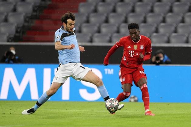 l-r: im Zweikampf, Aktion, mit Marco Parolo 16 (Lazio Rom) und Alphonso Davies 19 (FC Bayern Muenchen), FC Bayern Muenchen vs. Lazio Rom, Champions League, Achtelfinale, 17.03.2021 Muenchen Bayern Deutschland