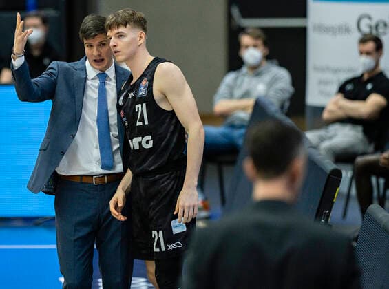Head Coach Pedro Calles (Towers) im Gespräch mit Justus Hollatz (Towers) 17.03.21, Hamburg-Wilhelmsburg, easy Credit BBL, Basketball Bundesliga, Saison 2020 2021, 24. Spieltag Â