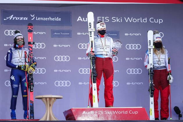 18.03.2021, Lenzerheide, Lenzerheide, Audi FIS Ski Weltcup Lenzerheide: Super G Siegerehrung, Lara Gut-Behrami (Schweiz) gewinnt vorzeitig den Super-G-Weltcup. 2. Platz geht and Federica Brignone (Italien, links) und 3. Platz and Corinne Suter (Schweiz) Lenzerheide Lenzerheide Graubünden Schweiz Copyright: xJustPictures.ch JarixPestelaccix
