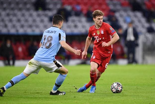 FUSSBALL CHAMPIONS LEAGUE SAISON 2020 2021 Achtelfinale Rueckspiel 17.03.2021 FC Bayern Muenchen - Lazio Rom Joshua Kimmich (re, FC Bayern Muenchen) gegen Gonzalo Escalante (li, Lazio Rom)