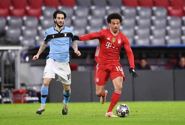 FUSSBALL CHAMPIONS LEAGUE SAISON 2020 2021 Achtelfinale Rueckspiel 17.03.2021 FC Bayern Muenchen - Lazio Rom Leroy Sane (re, FC Bayern Muenchen) gegen Luis Alberto (li, Lazio Rom)