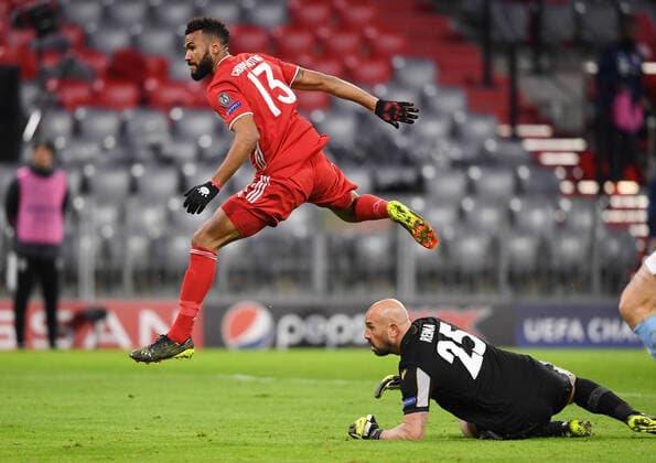 FUSSBALL CHAMPIONS LEAGUE SAISON 2020 2021 Achtelfinale Rueckspiel 17.03.2021 FC Bayern Muenchen - Lazio Rom Eric Maxim Choupo-Moting (FC Bayern Muenchen) erzielt hier das Tor zum 2-0 gegen Torwart Pepe Reina (Boden, Lazio Rom)