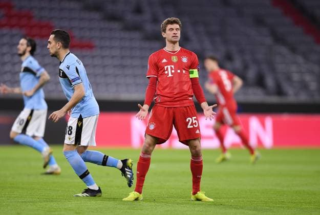 FUSSBALL CHAMPIONS LEAGUE SAISON 2020 2021 Achtelfinale Rueckspiel 17.03.2021 FC Bayern Muenchen - Lazio Rom Thomas Mueller (re, FC Bayern Muenchen) und Gonzalo Escalante (li, Lazio Rom)