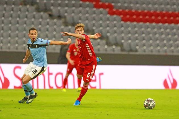 6 Joshua Kimmich (FCB) gegen 18 Gonzalo Escalante (Lazio Rom) blau. Fussball, Champions League, FC Bayern München - Lazio Rom, 17.03.2021 FOTO: Mladen Lackovic LakoPress