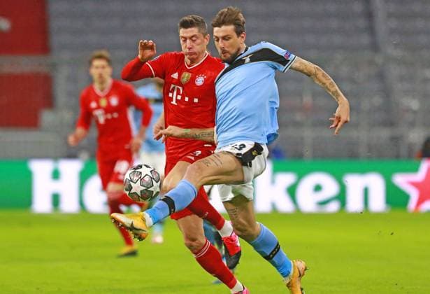 9 Robert Lewandowski (FCB) gegen 33 Francesco Acerbi (Lazio Rom) Fussball, Champions League, FC Bayern München - Lazio Rom, 17.03.2021 FOTO: Mladen Lackovic LakoPress