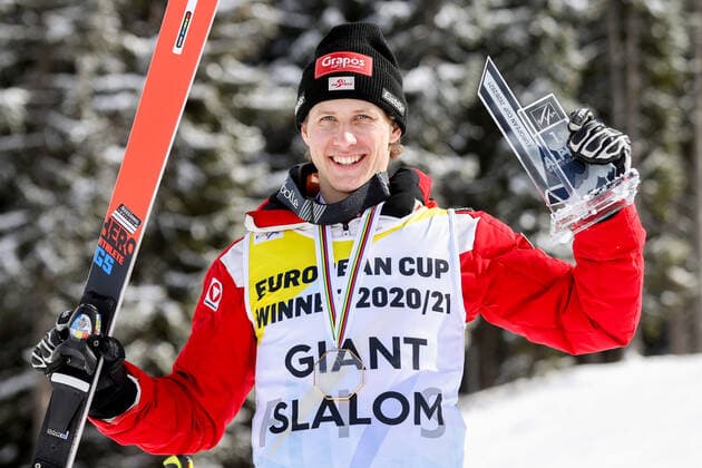 Sport Bilder des Tages ALPINE SKIING - FIS EC Reiteralm SCHLADMING,AUSTRIA,18.MAR.21- ALPINE SKIING - FIS Europa Cup Final, award ceremony for the Giant Slalom Europa Cup, men. Image shows Dominik Raschner (AUT). Keywords: medal, trophy. GEPAxpictures xChristianxWalgram