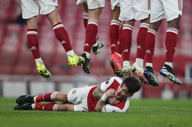Bilder des Jahres 2021, Sport 03 März Sport Themen der Woche KW11 Sport Bilder des Tages Mandatory Credit: Photo by Matt Impey Shutterstock (11805540z) Hector Bellerin of Arsenal lies on the pitch as the draft excluder to stop a low free kick as his teammates in the wall jump Arsenal v Olympiakos, Football, Europa League Round of 16 2nd League, Emirates Stadium, London, UK - 18 03 2021 Editorial use only Arsenal v Olympiakos, Football, Europa League Round of 16 2nd League, Emirates Stadium, London, UK - 18 03 2021 Editorial use only  Copyright: xMattxImpey Shutterstockx 11805540z