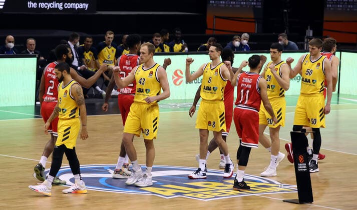 Teams Mannschafzten vor Spielbeginn Basketball EuroLeague Herren Saison 2020 2021 18.03.2021 ALBA Berlin vs. Olympiakos Piraeus Piräus
