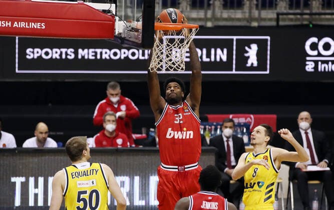Ben Lammers, Octavius Ellis, Marcus Eriksson Aktion Spielszene Zweikampf Basketball EuroLeague Herren Saison 2020 2021 18.03.2021 ALBA Berlin vs. Olympiakos Piraeus Piräus