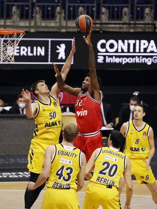 Ben Lammers, Octavius Ellis Aktion Spielszene Zweikampf Basketball EuroLeague Herren Saison 2020 2021 18.03.2021 ALBA Berlin vs. Olympiakos Piraeus Piräus
