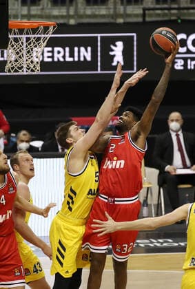 Ben Lammers, Octavius Ellis Aktion Spielszene Zweikampf Basketball EuroLeague Herren Saison 2020 2021 18.03.2021 ALBA Berlin vs. Olympiakos Piraeus Piräus
