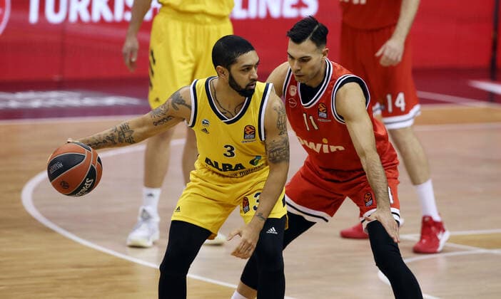 Peyton Siva, Kostas Sloukas Aktion Spielszene Zweikampf Basketball EuroLeague Herren Saison 2020 2021 18.03.2021 ALBA Berlin vs. Olympiakos Piraeus Piräus