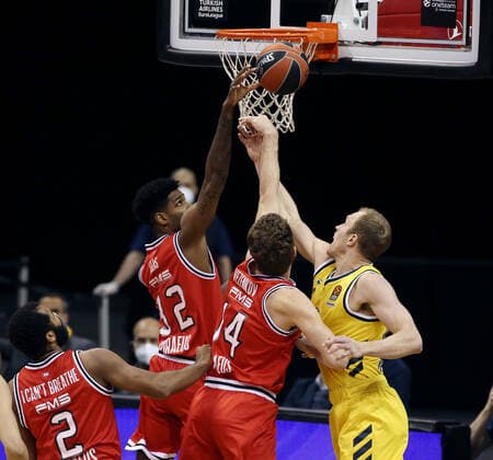 Octavius Ellis, Sasha Vezenkov, Luke Sikma Aktion Spielszene Zweikampf Basketball EuroLeague Herren Saison 2020 2021 18.03.2021 ALBA Berlin vs. Olympiakos Piraeus Piräus