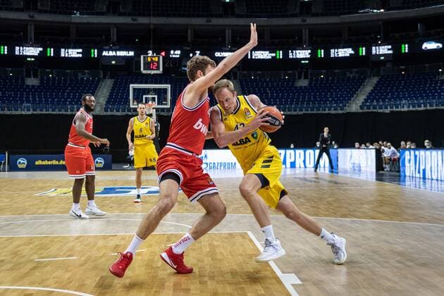 Basketball Berlin 18.03.2021 Saison 2020 2021 Euroleague Regular Season Alba Berlin - Olympiakos Piräus Luke Sikma (Alba Berlin, No.43) Sasha Vezenkov (Piräus, No.14)