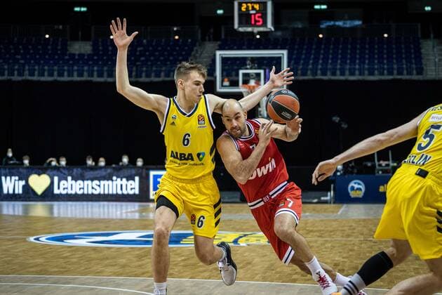 Basketball Berlin 18.03.2021 Saison 2020 2021 Euroleague Regular Season Alba Berlin - Olympiakos Piräus Vassilis Spanoulis (Piräus, No.07) Malte Delow (Alba Berlin, No.06)