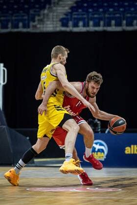 Basketball Berlin 18.03.2021 Saison 2020 2021 Euroleague Regular Season Alba Berlin - Olympiakos Piräus Sasha Vezenkov (Piräus, No.14) Niels Giffey (Alba Berlin, No.05)