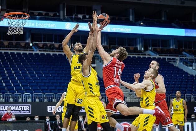 Sport Bilder des Tages Basketball Berlin 18.03.2021 Saison 2020 2021 Euroleague Regular Season Alba Berlin - Olympiakos Piräus Sasha Vezenkov (Piräus, No.14) Johannes Thiemann (Alba Berlin, No.32) Louis Olinde (Alba Berlin, No.19) Niels Giffey (Alba Berlin, No.05)