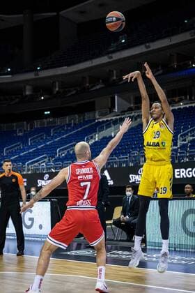 Basketball Berlin 18.03.2021 Saison 2020 2021 Euroleague Regular Season Alba Berlin - Olympiakos Piräus Louis Olinde (Alba Berlin, No.19) Vassilis Spanoulis (Piräus, No.07)