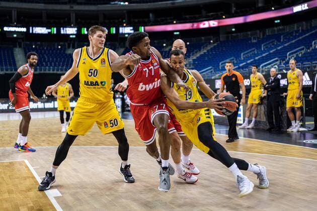Basketball Berlin 18.03.2021 Saison 2020 2021 Euroleague Regular Season Alba Berlin - Olympiakos Piräus Louis Olinde (Alba Berlin, No.19) Shaquielle McKissic (Piräus, No.77)