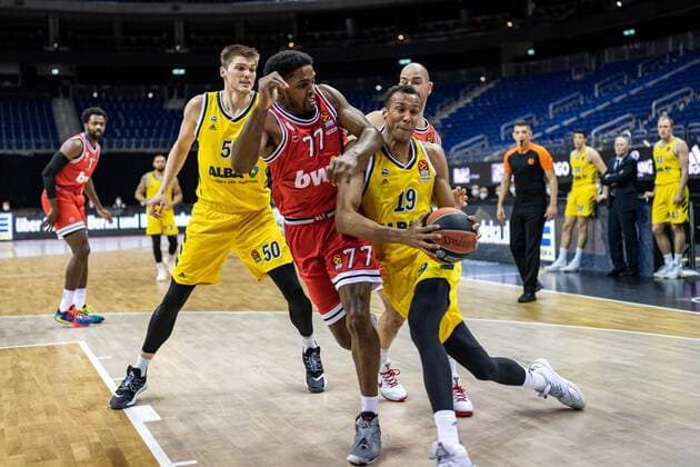 Basketball Berlin 18.03.2021 Saison 2020 2021 Euroleague Regular Season Alba Berlin - Olympiakos Piräus Louis Olinde (Alba Berlin, No.19) Shaquielle McKissic (Piräus, No.77)