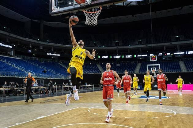Basketball Berlin 18.03.2021 Saison 2020 2021 Euroleague Regular Season Alba Berlin - Olympiakos Piräus Peyton Siva (Alba Berlin, No.03) Vassilis Spanoulis (Piräus, No.07)