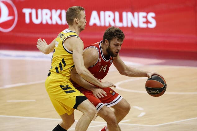 Niels Giffey, Sasha Vezenkov Aktion Spielszene Zweikampf Basketball EuroLeague Herren Saison 2020 2021 18.03.2021 ALBA Berlin vs. Olympiakos Piraeus Piräus