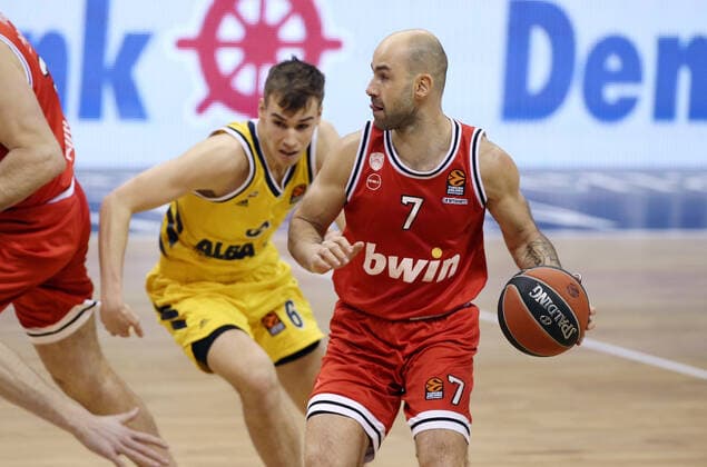 Malte Delow, Vassilis Spanoulis Aktion Spielszene Zweikampf Basketball EuroLeague Herren Saison 2020 2021 18.03.2021 ALBA Berlin vs. Olympiakos Piraeus Piräus