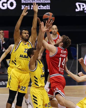 Johannes Thiemann, Louis Olinde, Sasha Vezenkov Aktion Spielszene Zweikampf Basketball EuroLeague Herren Saison 2020 2021 18.03.2021 ALBA Berlin vs. Olympiakos Piraeus Piräus