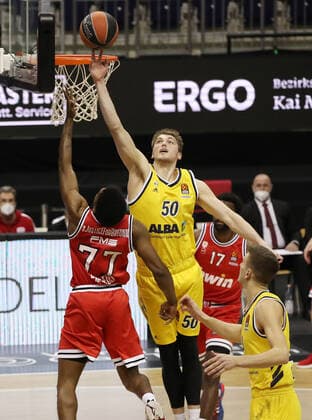 Shaquielle McKissic, Ben Lammers Aktion Spielszene Zweikampf Basketball EuroLeague Herren Saison 2020 2021 18.03.2021 ALBA Berlin vs. Olympiakos Piraeus Piräus