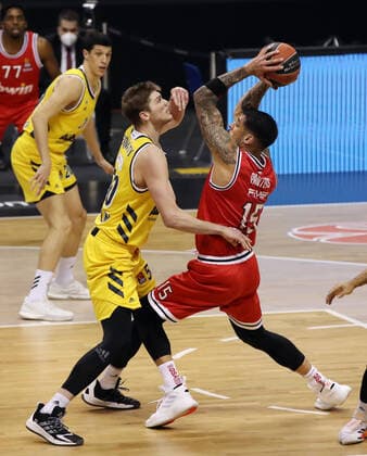 Ben Lammers, Georgios Printezis Aktion Spielszene Zweikampf Basketball EuroLeague Herren Saison 2020 2021 18.03.2021 ALBA Berlin vs. Olympiakos Piraeus Piräus