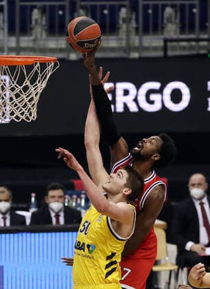 Ben Lammers, Livio Jean Charles Aktion Spielszene Zweikampf Basketball EuroLeague Herren Saison 2020 2021 18.03.2021 ALBA Berlin vs. Olympiakos Piraeus Piräus
