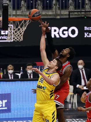 Ben Lammers, Livio Jean Charles Aktion Spielszene Zweikampf Basketball EuroLeague Herren Saison 2020 2021 18.03.2021 ALBA Berlin vs. Olympiakos Piraeus Piräus