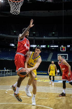 Basketball Berlin 18.03.2021 Saison 2020 2021 Euroleague Regular Season Alba Berlin - Olympiakos Piräus Simone Fontecchio (Alba Berlin, No.20) Octavius Ellis (Piräus, No.32)