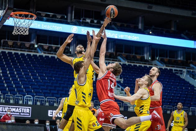 Basketball Berlin 18.03.2021 Saison 2020 2021 Euroleague Regular Season Alba Berlin - Olympiakos Piräus Sasha Vezenkov (Piräus, No.14) Johannes Thiemann (Alba Berlin, No.32) Louis Olinde (Alba Berlin, No.19) Niels Giffey (Alba Berlin, No.05)
